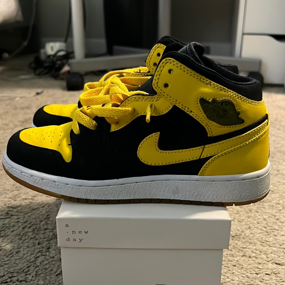 Jordan 1 “New Love” size 5Y / 6.5 womens